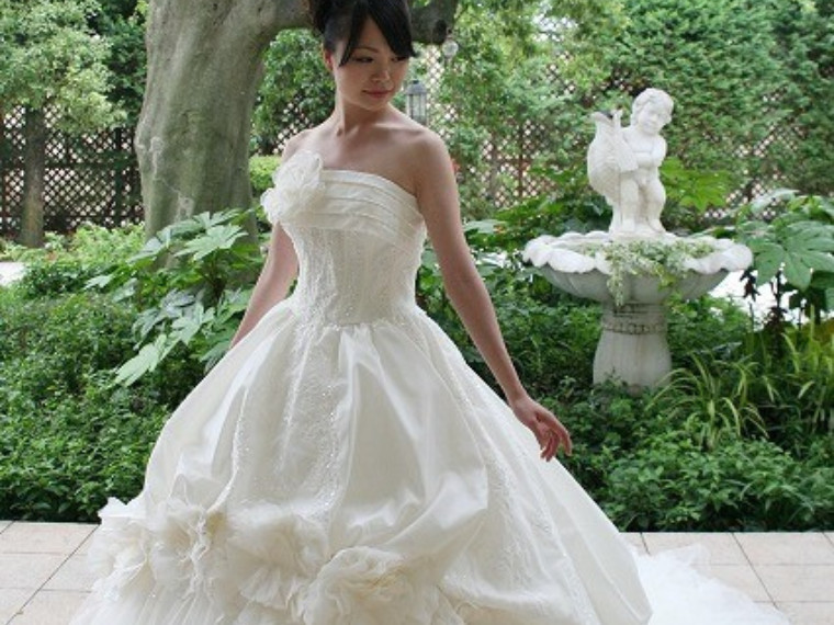 白・カラードレスともに各100着展示-8万円で利用可能-