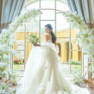 結婚式当日には着用しかねた1着を前撮りに使用することも可能！