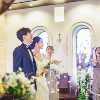祝福のフラワーシャワーで、ゲストと幸せのひと時をわかちあって