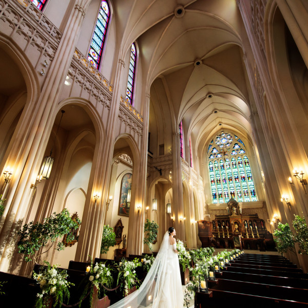 荘厳な大聖堂での挙式はゲストも感動する未体験の結婚式