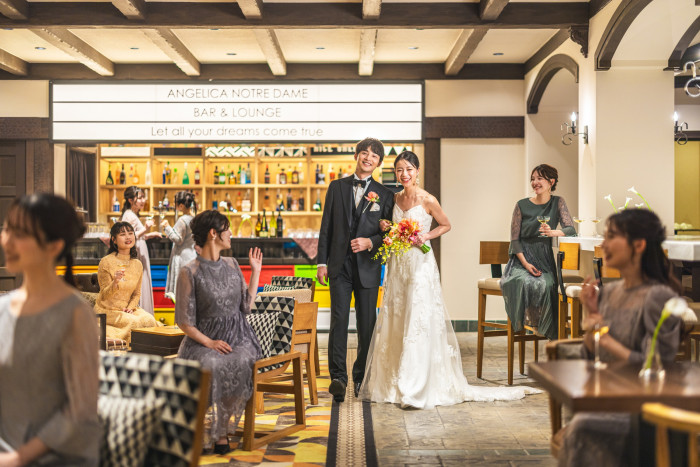 ゲストが肩ひじ張らず会話を楽しめるよう、ポップな色合いでデザインされた待合スペース