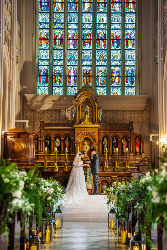 大聖堂を彩るステンドグラスから祝福の光がふりそそぎ、バージンロードを鮮やかに照らし出す