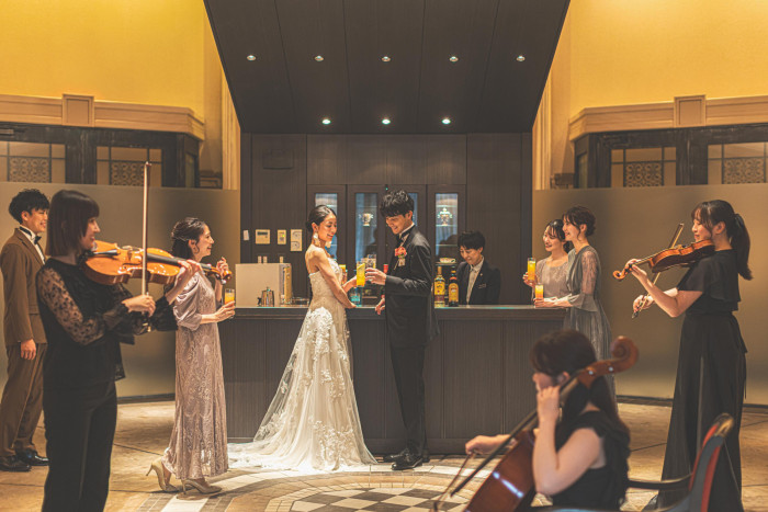 大聖堂での挙式後は、専用スペースにてパーティー前にゲストと過ごす特別な時間を。