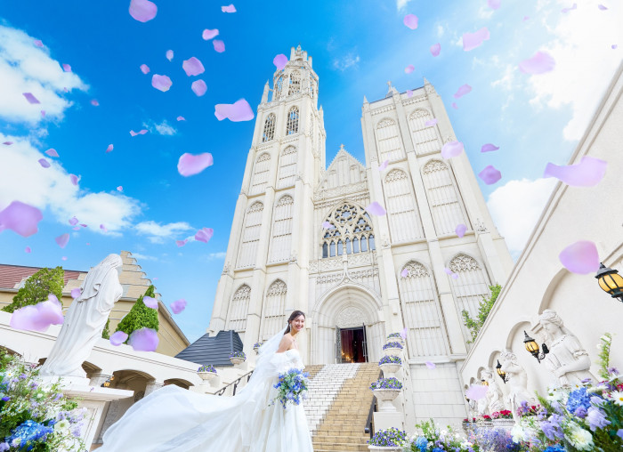 大聖堂での挙式後は、青空の下でフラワーシャワーを♪ゲストに祝福される幸せの時