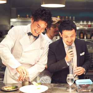ご新郎様がキッチンに！？ダズルのキッチンライブという演出です。実際にお料理の盛り付けをしていただき、ライブ中継します！|DAZZLE (レストランダズル）の写真(19727296)