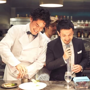 ご新郎様がキッチンに！？ダズルのキッチンライブという演出です。実際にお料理の盛り付けをしていただき、ライブ中継します！|DAZZLE (レストランダズル）の写真(19727296)