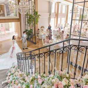 【サンタモニカ邸】ドレスが美しく映る人気の階段入場|アートグレイス ウエディングコースト 東京ベイの写真(31581315)