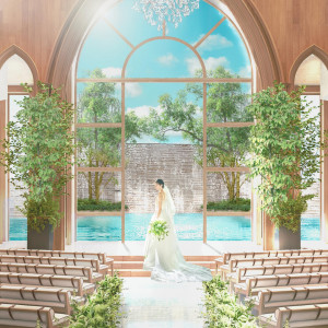 【2026年1月NEWオープン】天井が高く、空まで伸びるような大きなガラス窓から柔らかな自然光が入る最新チャペル。|アートグレイス ウエディングコースト 東京ベイの写真(56145279)