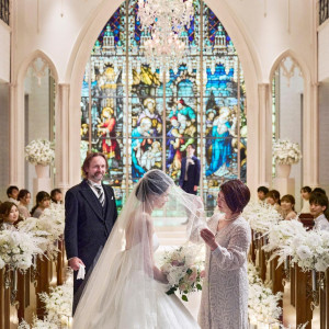 家族に感謝を伝えるステンド教会での挙式|アートグレイス ウエディングコースト 東京ベイの写真(31581324)