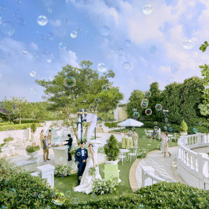 【サンタモニカ邸】エリア最大級の広大なガーデンがゲストを驚かせる。|アートグレイス ウエディングコースト 東京ベイの写真(56133893)