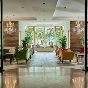 お二人の大切なゲスト様には広々としていて、ゆったりとした空間にてお待合いただきます|アートグレイス ウエディングコースト 東京ベイの写真(56144196)