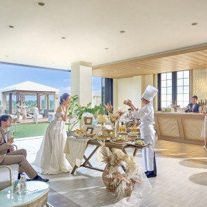 【マリナデルレイ邸】パーティー会場の隣にはバーカウンター付きのインナーガーデン。|アートグレイス ウエディングコースト 東京ベイの写真(56133885)