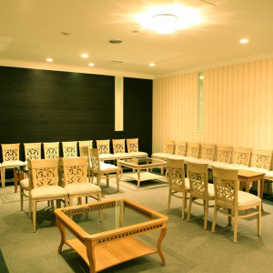 落ち着いた雰囲気の親族控え室。親御様・ご親族様それぞれ専属のスタッフがご案内いたします。|アートグレイス ウエディングコースト 東京ベイの写真(300736)