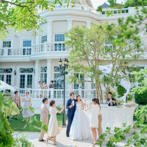 【サンタモニカ邸】ガーデンでカラフルなドリンクや、一口サイズのピンチョスで素敵なおもてなしを。|アートグレイス ウエディングコースト 東京ベイの写真(56169228)