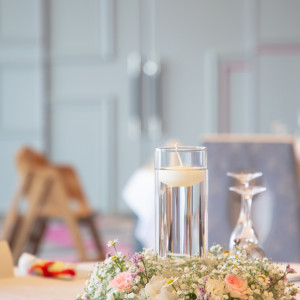 人気のキャンドルを織り交ぜて暖かみのあるテーブル装花に|BLANC ANGE（ブランアンジュ）の写真(34081615)