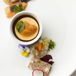 肉料理や魚料理を彩りよく盛り付けた一皿です。|BLANC ANGE（ブランアンジュ）の写真(16213981)