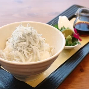 【すだち香るしらす丼】さっぱりテイストのすだち丼は〆の一品に。|BLANC ANGE（ブランアンジュ）の写真(19661182)