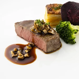 柔らかい肉質のフィレ肉をジューシーに焼き、相性の良いキノコと特製のソースの組み合わせでお楽しみください。|BLANC ANGE（ブランアンジュ）の写真(16213869)
