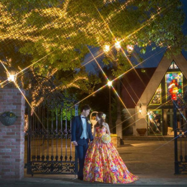 木々に灯るイルミネーションが大人シックな結婚式を演出！