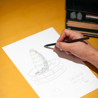 ウエディングケーキは、ふたりのイメージをうかがいながら、料理長がデザイン画まで描きあげる