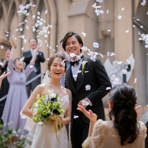 タワー聳える大聖堂からの大階段で華やかなフラワーシャワー。|St. ヴァレンタイン福山/FIVESTAR WEDDINGの写真(41322497)