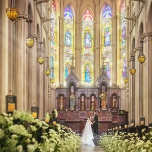 【素敵な花嫁】ステンドグラス×ウエディングドレス映えは最高！