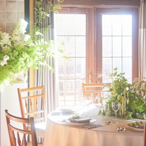 自然光が差し込む幻想的な披露宴会場。|St. ヴァレンタイン福山/FIVESTAR WEDDINGの写真(40809010)