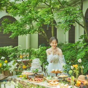 会話が弾む＊デザートビュッフェ＊結婚式のデザートビュッフェは花嫁の憧れ♪見た目がお洒落で自分の好きなデザートを好きなだけ選べる人気演出です。|St. ヴァレンタイン福山/FIVESTAR WEDDINGの写真(54172863)