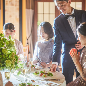 【笑顔を生み出す大切なひと手間】提供方法や食べ方にまで工夫を凝らし、感動し会話が弾む料理をお届けします。専属のサービススタッフが心地よい空間を提供|St. ヴァレンタイン福山/FIVESTAR WEDDINGの写真(54172735)