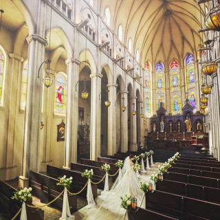 輝くステンドグラスに重厚感ある聖壇が花嫁姿を惹き立ててくれる。メモリアルスポット！