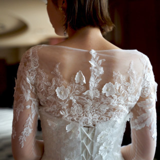 英国刺繍が繊細で花嫁の白い肌を引き立てます 自然なラインが女性らしくて素敵です。
