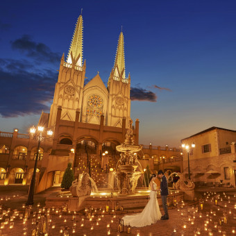ゴシック建築の大聖堂のライトもゲストを魅了してくれる。