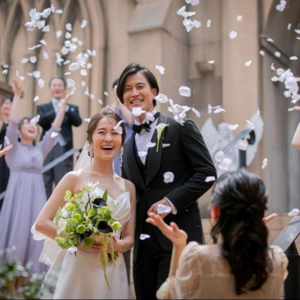 華やかな祝福のワンシーン。