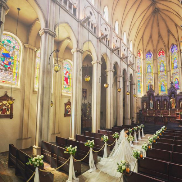壮大なステンドグラスの温かな光が大聖堂の空間を演出してくれる。