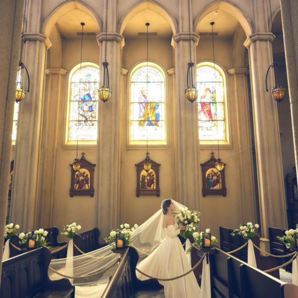 大聖堂を入場される花嫁。洗礼され最高に綺麗なワンシーン。