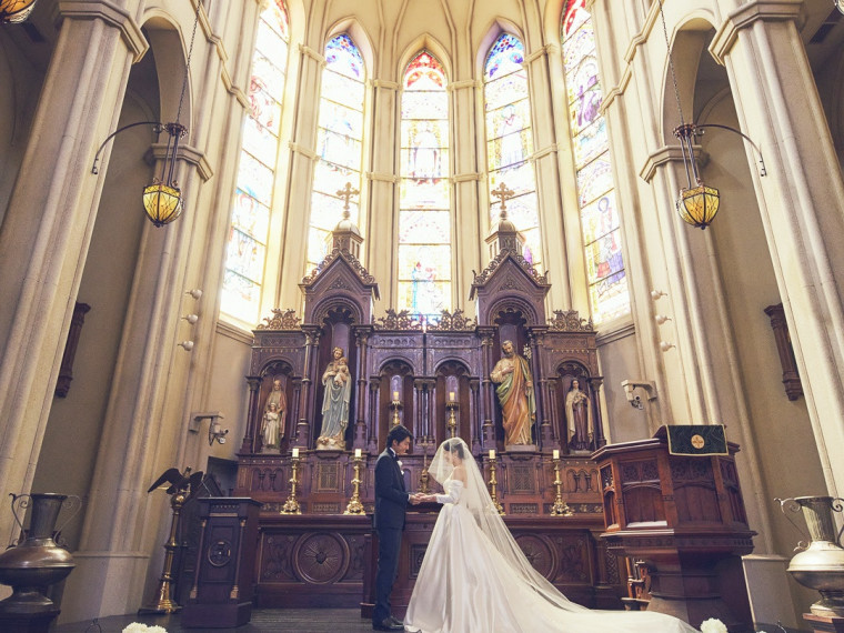 壮大なステンドグラスに重厚感溢れる聖壇は花嫁を惹き立てる
