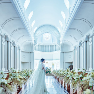 白亜の大聖堂 白いステンドグラスから入り込むやわらかな光が花嫁を引き立てる|ハーバーパークアヴェニュー ブレストンの写真(31789889)