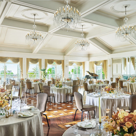 信濃川沿いのパーティー会場は外からの光が入り込む上質な空間