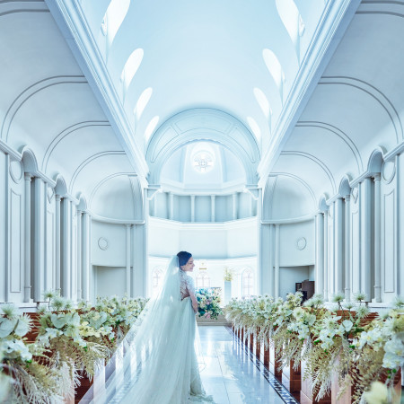白亜の大聖堂 白いステンドグラスから入り込むやわらかな光が花嫁を引き立てる