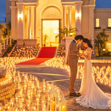 広場いっぱいにキャンドルを敷き詰めてゲストを見送るのもロマンチック