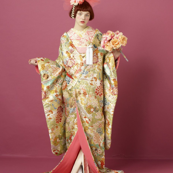 シュガーケイのシルバーの打ち掛け和装も人気
全体に牡丹やまりがあしらわれつつもキラキラ光る刺繍が人気|プライベートガーデンWedding La partir(ラ パルティール)の写真(1513764)