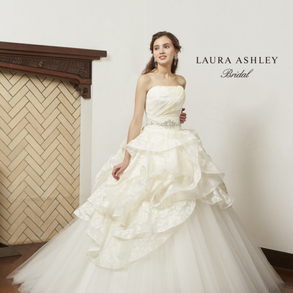 新作ウエディングドレス ローラ アシュレイ
WDにはめずらしい花柄のデザイン
シンプルなデザインながらとても華やかな印象|プライベートガーデンWedding La partir(ラ パルティール)の写真(1513757)