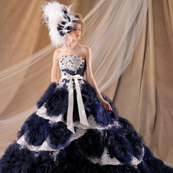 ネイビーの花をあしらったシックなカラードレスも人気
大胆な花のモチーフが花嫁を引き立たせます|プライベートガーデンWedding La partir(ラ パルティール)の写真(1513761)