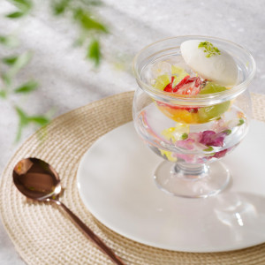 シェフがゲストに喜んでいただけるように旬や地元食材に拘ったお料理。スペシャリテからスタートし、前菜からデザートは、おふたりでチョイスしコースを完成させる。|あてま高原リゾート ベルナティオの写真(56676518)