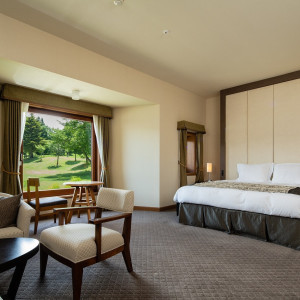 宿泊のお部屋は、どのお部屋からも景色を楽しむことができる。移動が便利なホテル棟から、コテージまでさまざまなシーンに合わせて部屋タイプを用意。|あてま高原リゾート ベルナティオの写真(26364605)