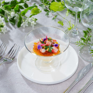 シェフがゲストに喜んでいただけるように旬や地元食材に拘ったお料理。スペシャリテからスタートし、前菜からデザートは、おふたりでチョイスしコースを完成させる。|あてま高原リゾート ベルナティオの写真(56676519)