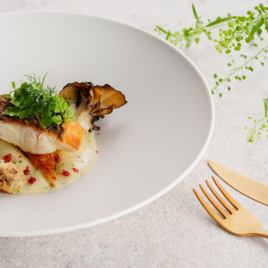 シェフがゲストに喜んでいただけるように旬や地元食材に拘ったお料理。スペシャリテからスタートし、前菜からデザートは、おふたりでチョイスしコースを完成させる。|あてま高原リゾート ベルナティオの写真(56676532)