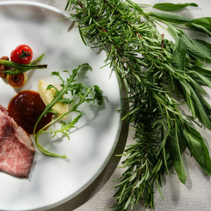 シェフがゲストに喜んでいただけるように旬や地元食材に拘ったお料理。スペシャリテからスタートし、前菜からデザートは、おふたりでチョイスしコースを完成させる。|あてま高原リゾート ベルナティオの写真(56676534)