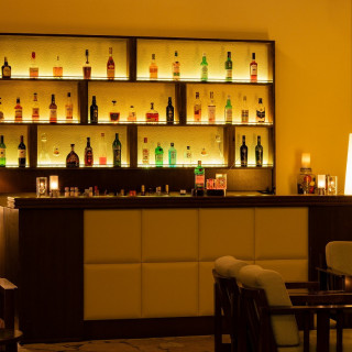 バーで、新潟の美味しいお酒やおつまみを楽しむことができる