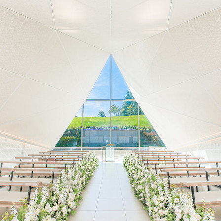 【ラ・サーラ】大きな窓からは、緑豊かな風景と自然光が降り注ぎ室内にいながら、リゾートウエディングが叶う。ソプラニストの歌声が響くように設計されているのもポイント。|あてま高原リゾート ベルナティオの写真(26171661)